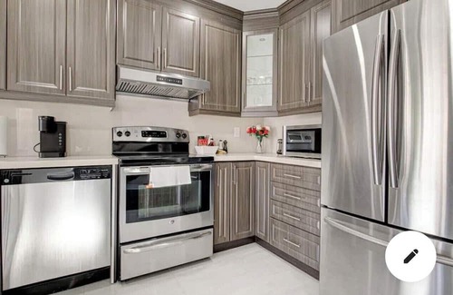 Meadowvale Village House | Spacious 4 beds modern house available in Mississauga for short term rentals.