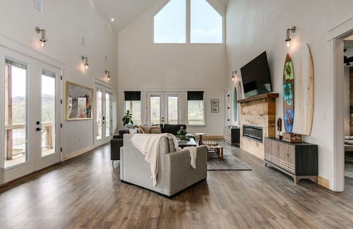 Glenwood House | Surf Shack on the Caddo