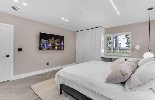 Brickell House | Villa Nouveau Le Blanc luxury 5BD 5BA Jacuzzi