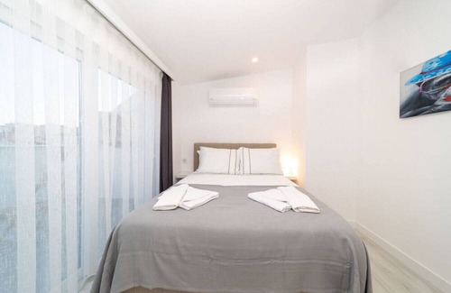Eski Lara Apartment | Central Flat with Terrace and View in Muratpasa