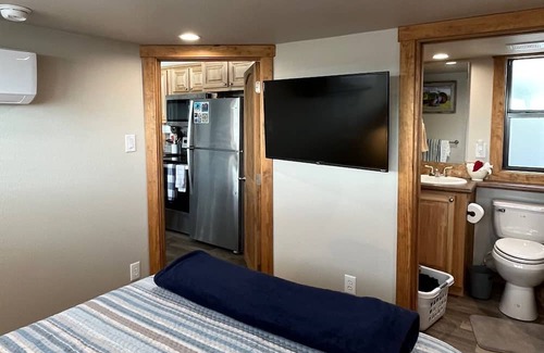 Kerens Cabin | Lakefront tiny home with master, loft and pullout couch