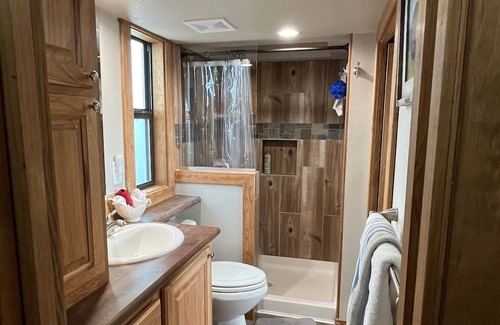 Kerens Cabin | Lakefront tiny home with master, loft and pullout couch