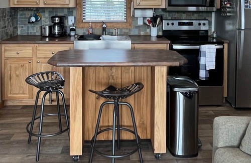 Kerens Cabin | Lakefront tiny home with master, loft and pullout couch