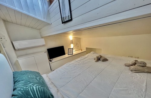 Bergamo Apartment | Attic Apartment "Piccolo Rifugio Bergamo" with Shared Terrace & Wi-Fi