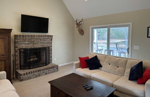 Ruther Glen Cottage | Stay and Play! Country Cottage Getaway with PRIVATE 3 Acre Swimming Pond
