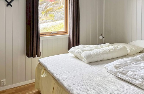 Gulen Municipality House | 6 person holiday home in Ånneland