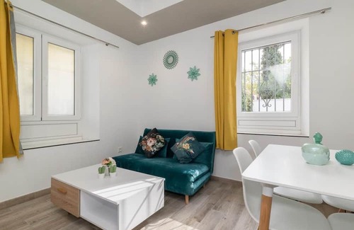 Cervantes Apartment | Apartment in a restored mansion in Granada.