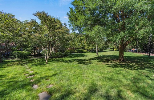 Bloomingdale Apartment | Stylish 1BR oasis with AC, laundry, next to park!