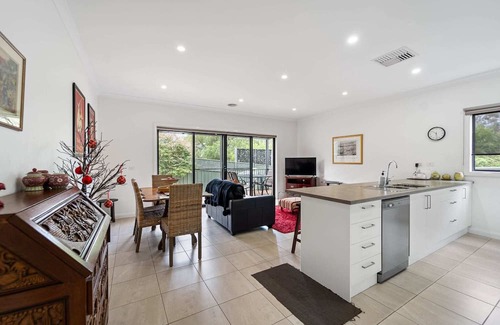Bendigo House | Wattle Gem Townhouse with Free WiFi