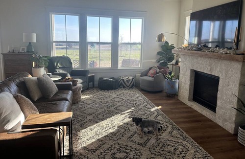 Waco Other | Charming Countryside Retreat: Experience Rustic Bliss at Our VRBO Farmhouse