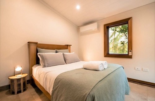 Palm Grove Cottage | RAINFOREST RETREAT, STONE COTTAGE w SPA - WHITSUNDAYS