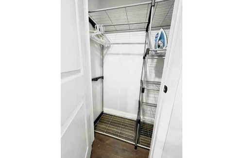 Elizabeth Apartment | Cozy 2BR Parking&Laundry near NYC Self Check-IN
