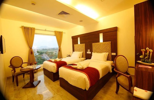 KK Nagar House | Convenient Rooms with Lake view Stay/Madurai