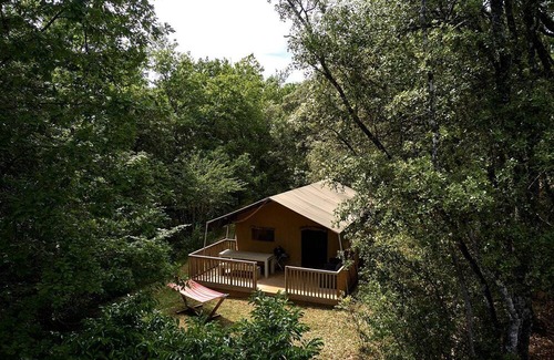 Les Eyzies Ski Chalet | Luxe Sanitary Xl 6 pers. Villatent at a family campsite in Dordogne.