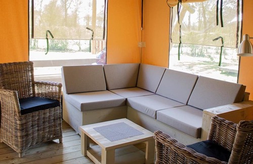 La Chapelle-aux-Filtzmeens Ski Chalet | Luxe Sanitary XL 6 pers. Villatent at five-star Camping Domaine du Logis