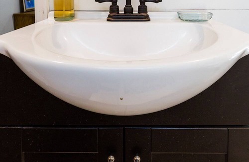 Crawford House | The C5 Ranch Guest House minutes from Magnolia and Baylor with pool and hottub