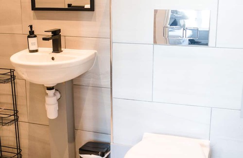 Messing Hotel | OYO The Kings Arms Broad Green Hotel