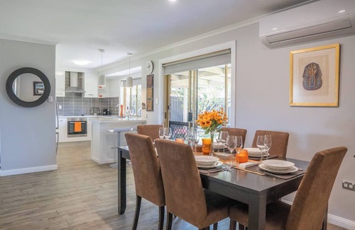 Urraween House | Stays With Ripley 3 Minutes Drive to Hospital and Beach Pet Friendly