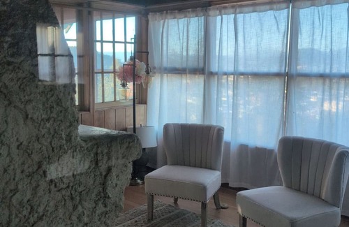 Roseburg House | Charming 3-bedroom house with WiFi and stunning views in lovely Roseburg