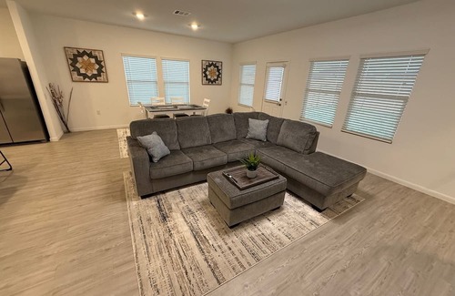 Southside House | Extremely Clean 3 bedroom house with AC & WiFi in San Antonio close to downtown!