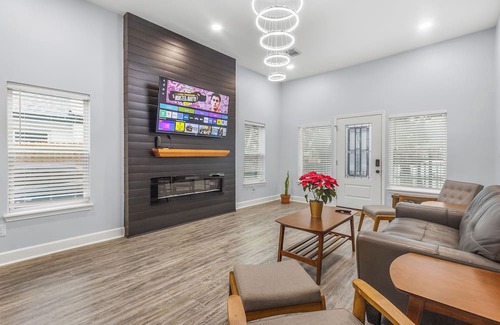 South Central Houston House | Modern and Peaceful Home near Downtown, Houston
