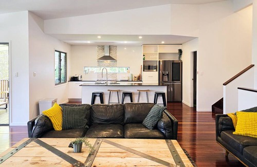 Sunshine Coast House | Split level multi-family tropical beach house