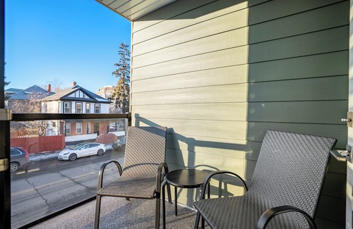 Connaught House | *Upscale Downtown Home on 17 Ave l 5 Mins to Stampede l Two King Rooms*