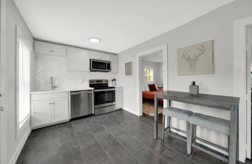 Washington Ave./ Memorial Park House | All You Need - Central! Gated 1bed/1bath/Parking!