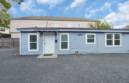 Washington Ave./ Memorial Park House | All You Need - Central! Gated 1bed/1bath/Parking!