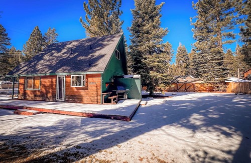 Tahoe Paradise Cabin | Charming Cherokee Cabin – Secluded Stay for 6 Just 10 Minutes to Tahoe!