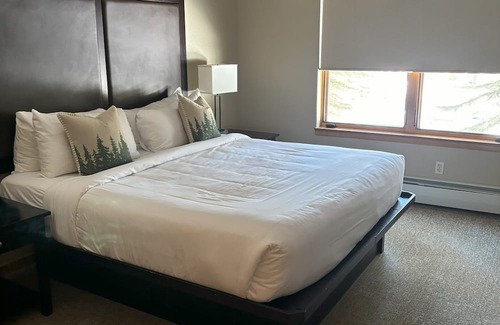 Four O'Clock Resort | Breckenridge 2 bedroom resort sleeps 8 ski-in ski-out with all the amenities!