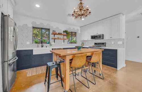 Alhambra House | The Phoenix Sanctuary Main House - Salt Water Pool & Dog Friendly
