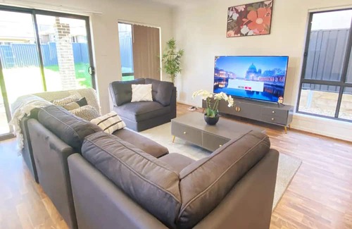 Kellyville House | Kellyville Adorable 5 Br Home near Parks & Shops