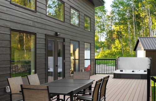 Wasagaming Cabin | Luxury Clear Lake Cabin at Elkhorn Residence