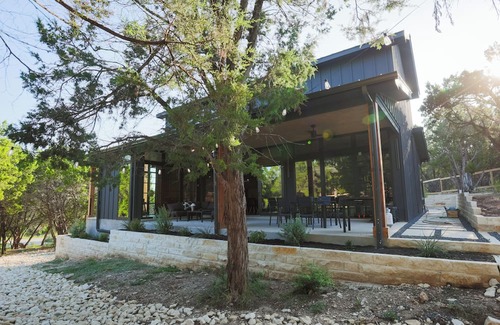 Austin House | 20 mins to downtown/Cowboy Pool /Hot Tub/Patio/Sleeps 12