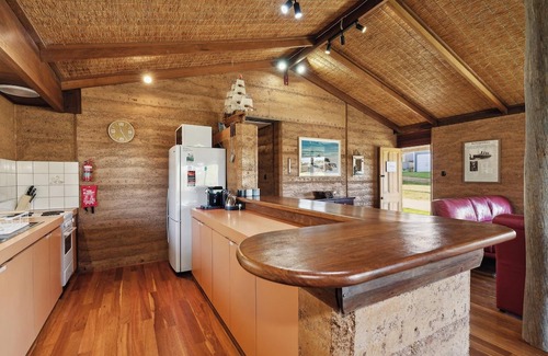 Ledge Point House | Sunny bank, the perfect family home