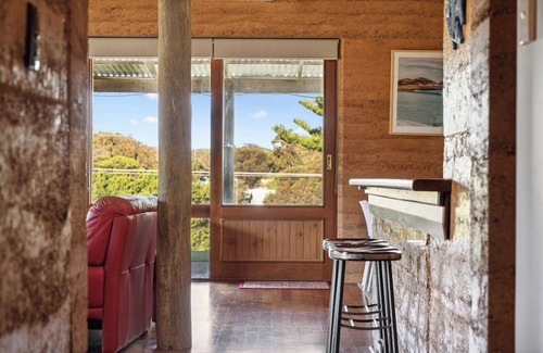 Ledge Point House | Sunny bank, the perfect family home