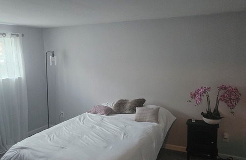Lindenwold House | Charming bedroom with WiFi and AC in Somerdale next to transportation to Philly