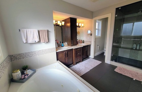 Chestermere House | Lakeside Retreat with Jacuzzi