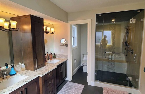Chestermere House | Lakeside Retreat with Jacuzzi