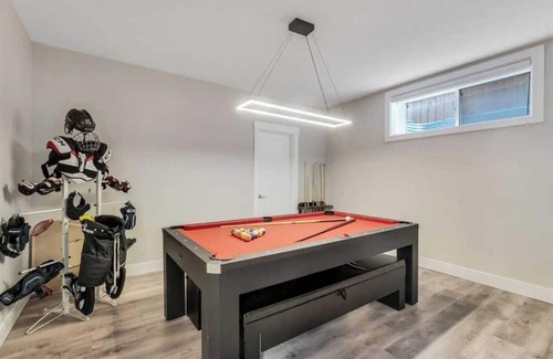 Chestermere House | Lakeside Retreat with Jacuzzi