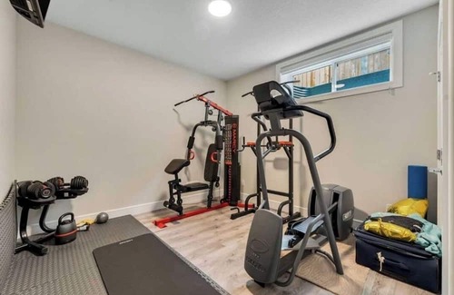 Chestermere House | Lakeside Retreat with Jacuzzi