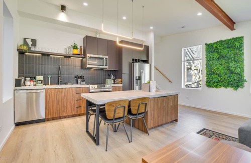 Pilsen Apartment | 3 Mi to Dwtn: Chic Apartment in Chicago!