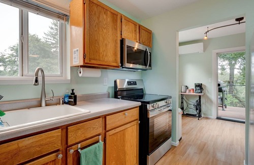Battle Ground House | River's Edge, Cozy Guest House By The River