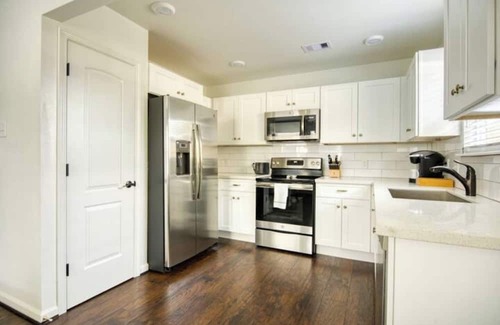 South Central Houston Apartment | Rosewood Flats Sleeps up to 36