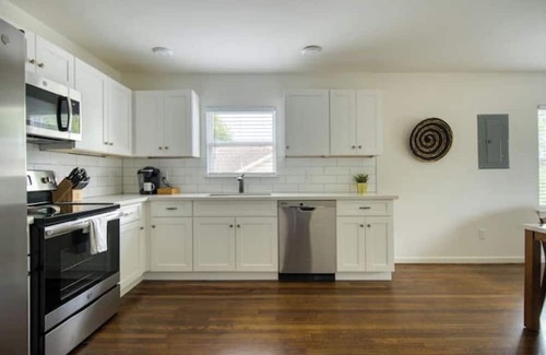 South Central Houston Apartment | Rosewood Flats Sleeps up to 36
