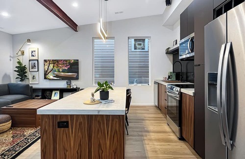 Pilsen Apartment | Modern & Chic Retreat: 2-bedroom apt. in an ideal location in Chicago