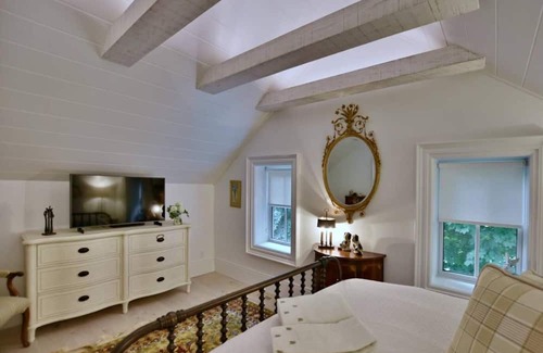 Creemore Bed & Breakfast | The Aviary - Queen Bedroom with Private Bath in Charming Creemore B&B