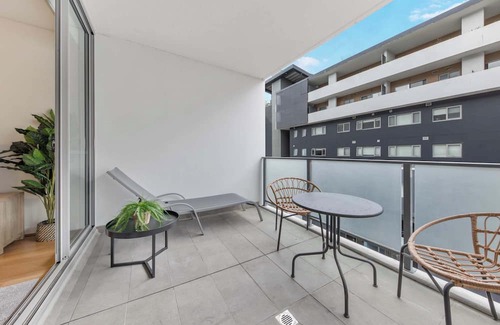 Wolli Creek Apartment | MetaWise Modern 2Bed Easy Airport Train Access
