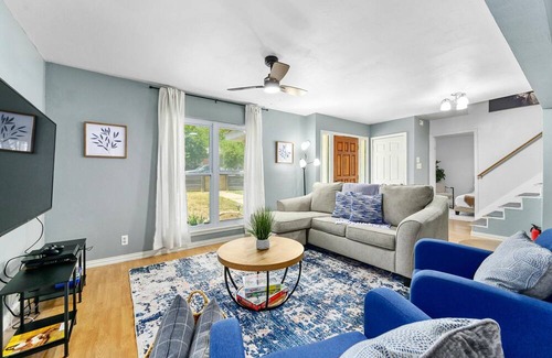 St. Edwards House | Luxury 5BD-5min DownTown/Airport-With Firepit/BBQ